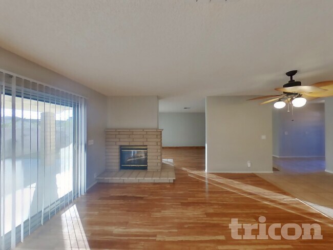 Foto del edificio - 709 Honeybee Ct