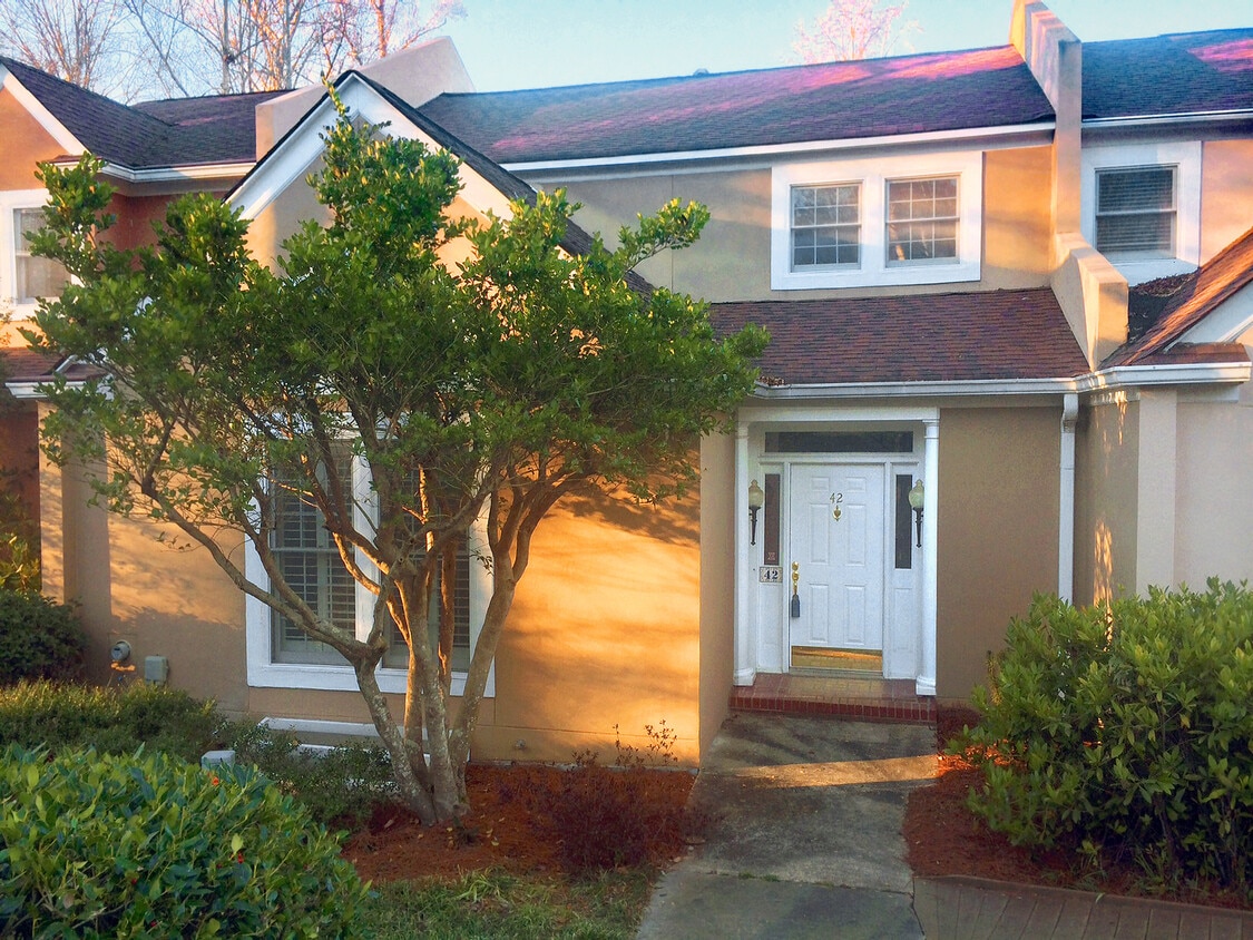 Primary Photo - Spacious 4Bedroom/3.5 Bathroom in Lullwate...