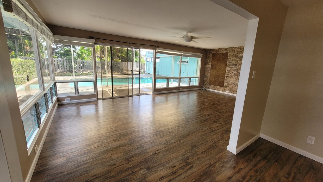 Primary Photo - Beautiful 4bd, 2bath Unit w/2 car garage 2...