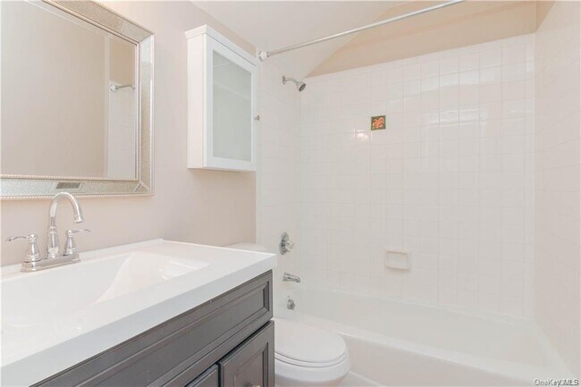 Foto del edificio - 100 Chatterton Ave