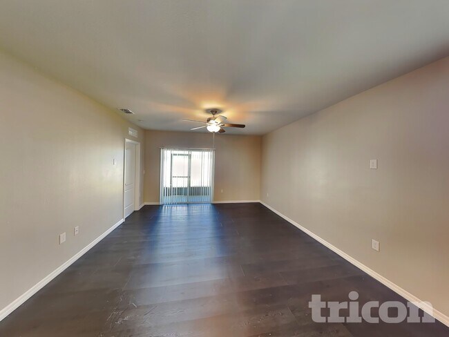 Foto del edificio - 4447 Blue Rock Dr