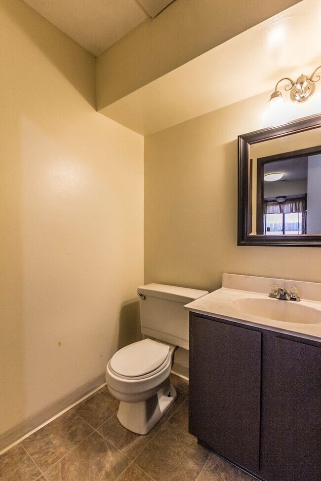 Building Photo - Cozy 3 Bedroom 1.5 Bathroom Duplex