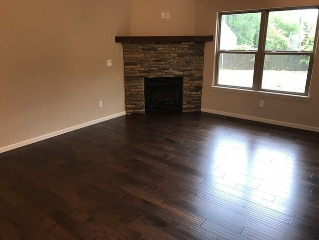 Building Photo - Beautiful 4 bedroom home in Nixa in the Co...