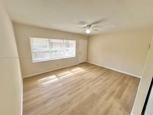 Foto del edificio - 700 NE 85th St