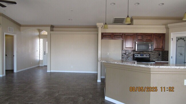 Foto del edificio - 3 bedroom 2 bathroom 2 car garage + 60FT R...