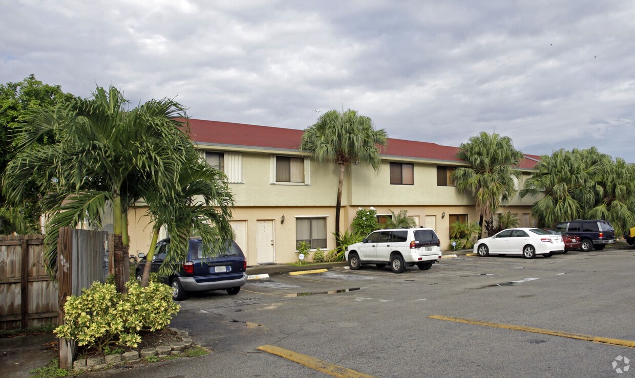Foto principal - 8370 NW 8th St