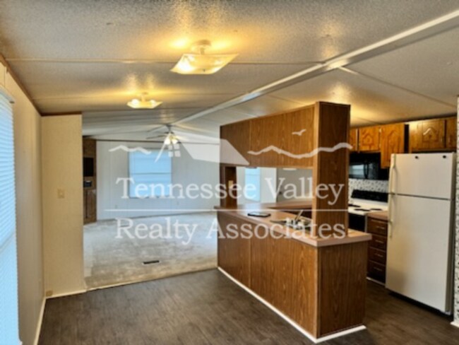 Foto del edificio - MOVE IN READY! NEW FLOORS! Charming 2 Bed,...