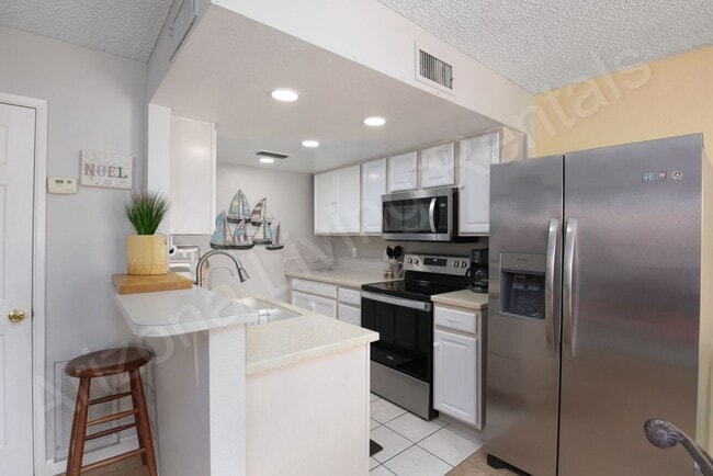Building Photo - 1719 Los Lagos Dr