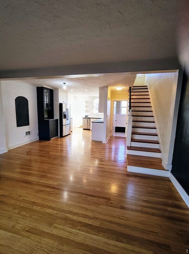 Foto del edificio - Beautiful Three Story Townhome With Full B...