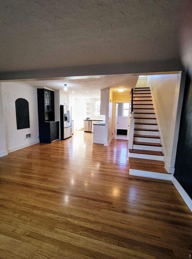 Foto del edificio - Summer Special-$300 Off-Beautiful Three St...