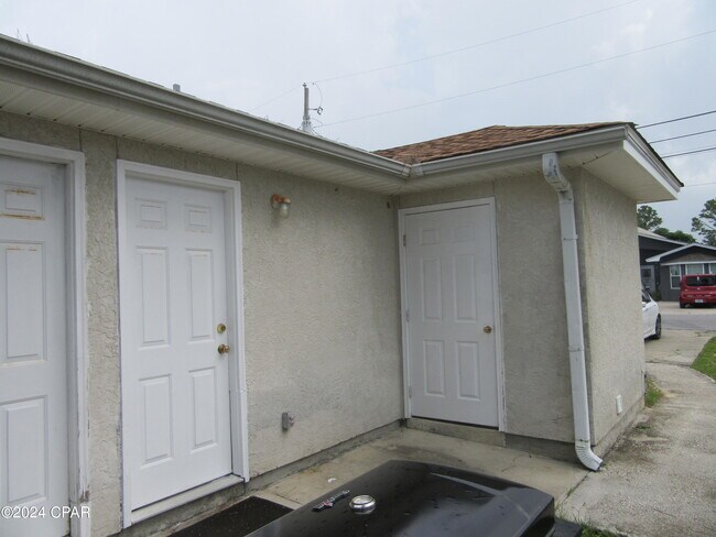 Building Photo - 5501 Hilltop Ave