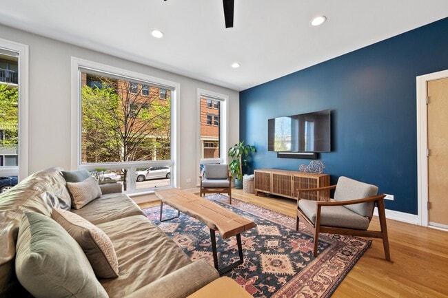 Building Photo - 1014 N Larrabee St