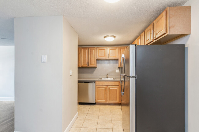 Building Photo - ReNew Taunton Apartment Collection