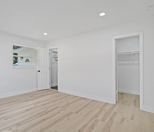 Foto del edificio - 1523 NE 148th St