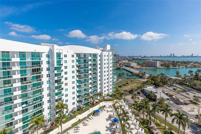 Foto del edificio - 7900 Harbor Island Dr