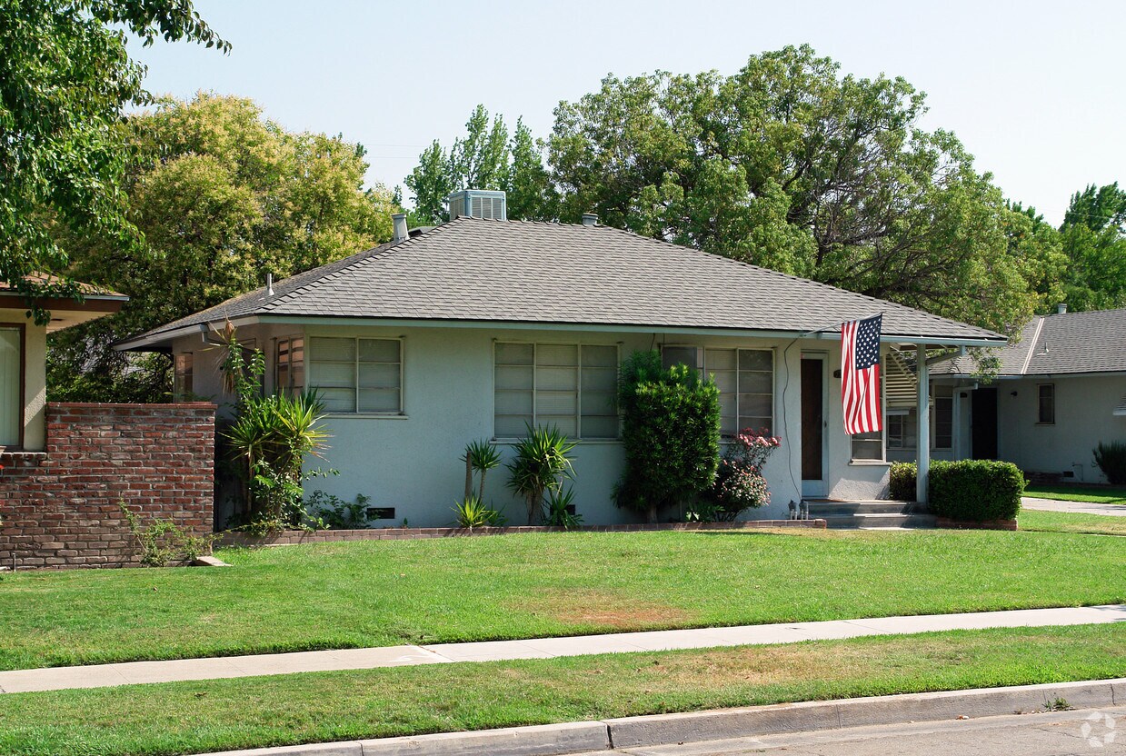 Primary Photo - 2311-2321 E Terrace Ave