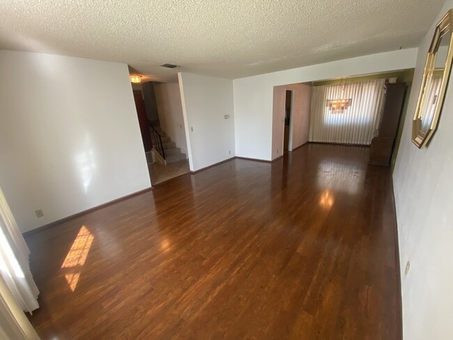 Building Photo - $200 Move-in special(need to move in by 10...