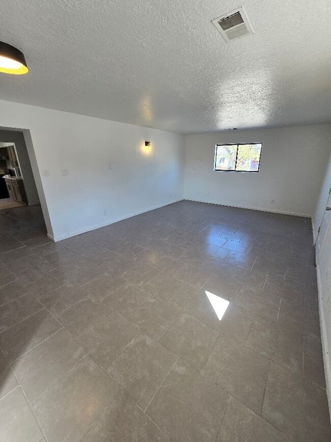 Foto del edificio - 3 bedroom 2 bath HOUSE for Rent near Downtown