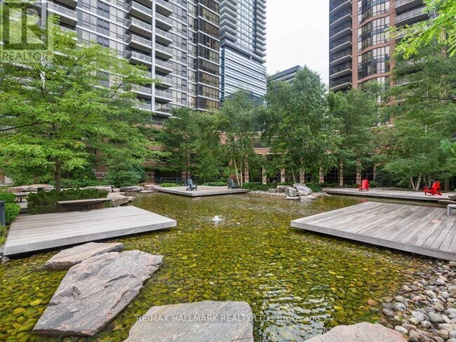 Photo du bâtiment - 33 Sheppard Ave E