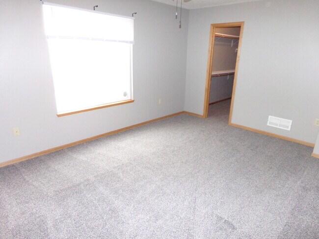 Building Photo - BCR Beautiful Totally Remodeled Townhome