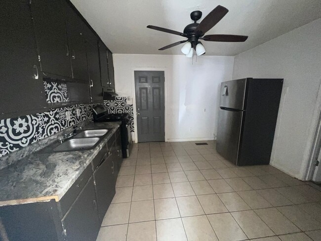 Building Photo - 2 bedroom 1 bathroom home