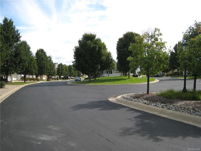 Building Photo - 635 W Bluff Ct