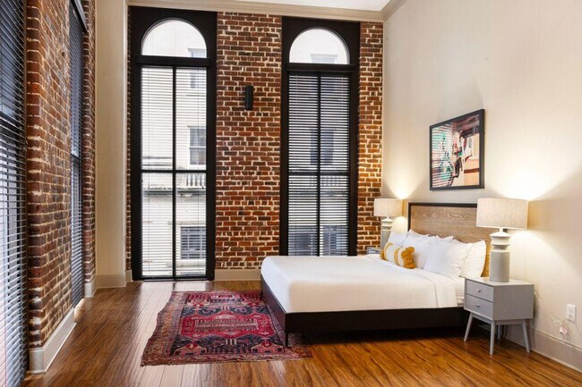 Building Photo - 300 Baronne St