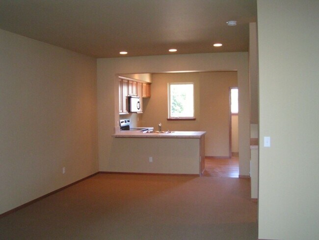 Building Photo - Spacious 2 Bed 2.5 Bath Townhome with Attached Garage in Cle Elum