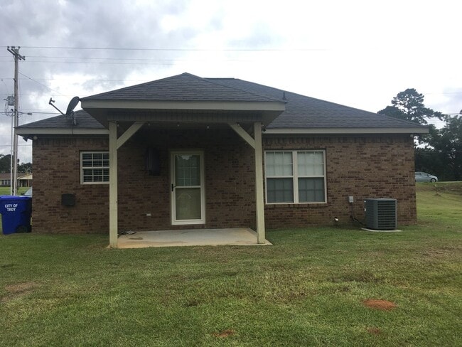 Foto del edificio - 3 bed 2 bath home on Henderson Hwy