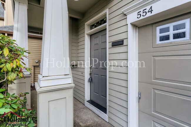 Foto del edificio - Nice Hillsboro Home with fenced yard and two car garage!