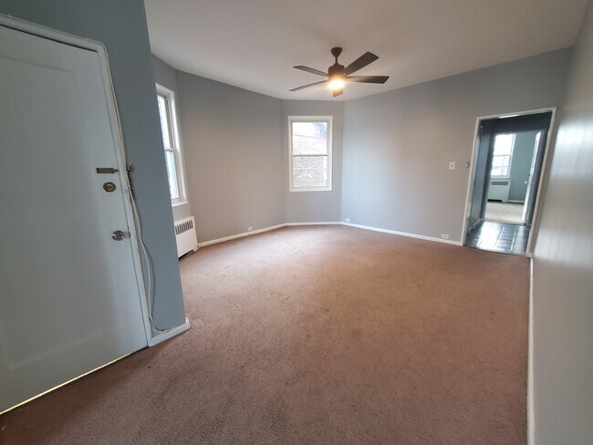 Large dining area - 6111 Kennedy Blvd E