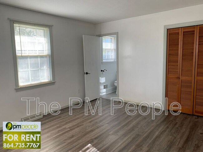 Foto del edificio - 204 Pennwood Ln