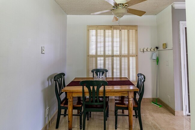 Foto del edificio - 2460 Juniper Dr