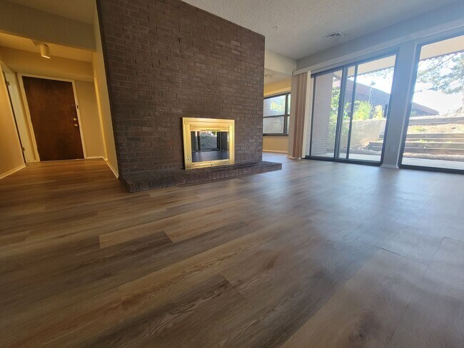 Foto del edificio - Sunny and Quiet Garden Level 3 bed, 2 bath condo in a convenient East Boulder neighborhood.