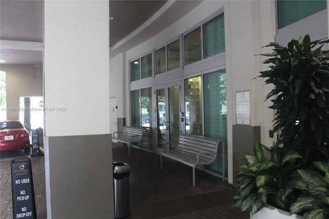 Foto del edificio - 9055 SW 73rd Ct