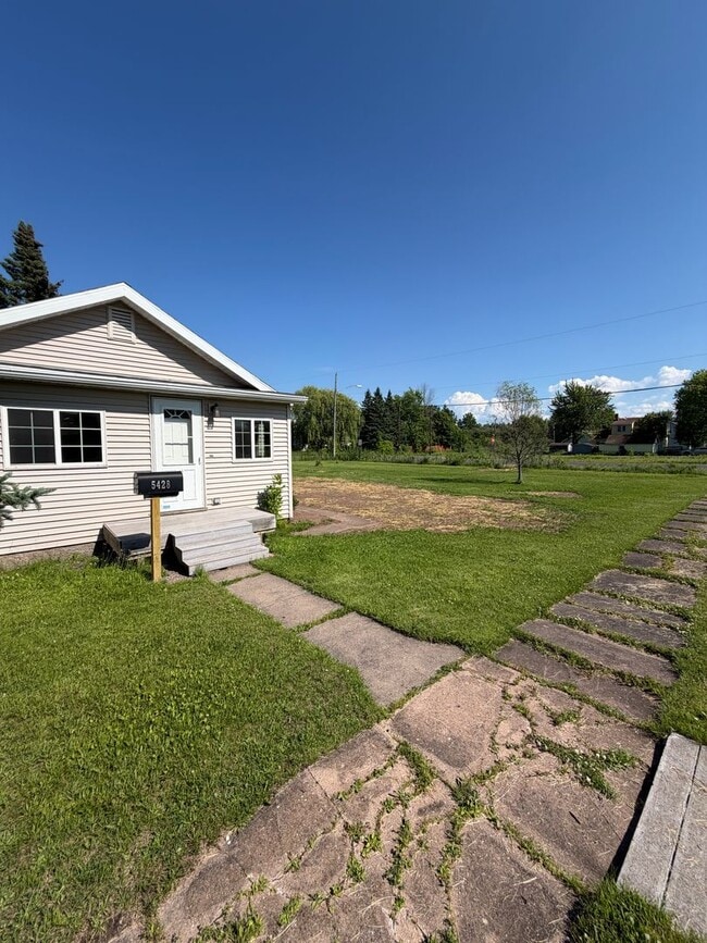 Building Photo - AVAILABLE Immediately - 2 Bedroom, 1 Bath Huge Yard