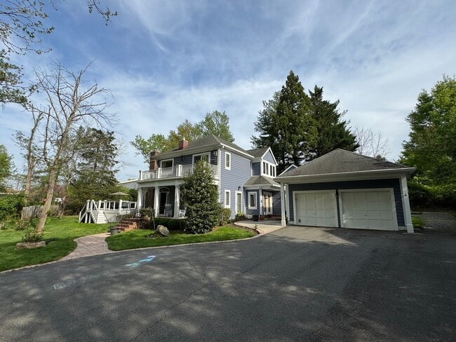 Building Photo - Fantastic 5 Bed 5.5 Bath Single Family Hom...