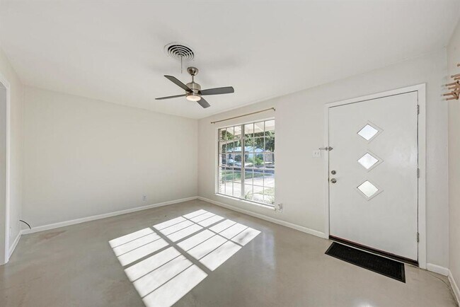 Foto del edificio - 2508 East Side Dr