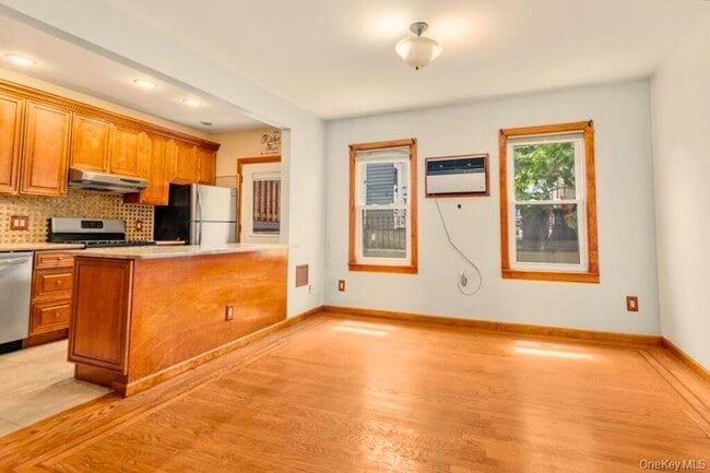 Foto del edificio - 61-46 56th St