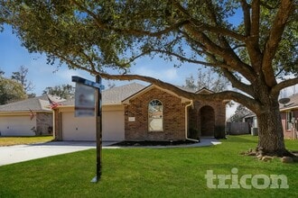 Building Photo - 2205 Highland Hills Dr