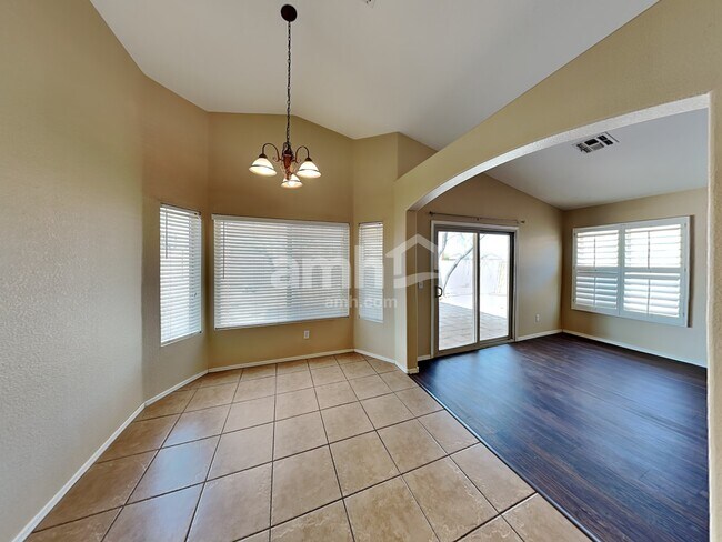 Foto del edificio - 7972 W School Hill Pl