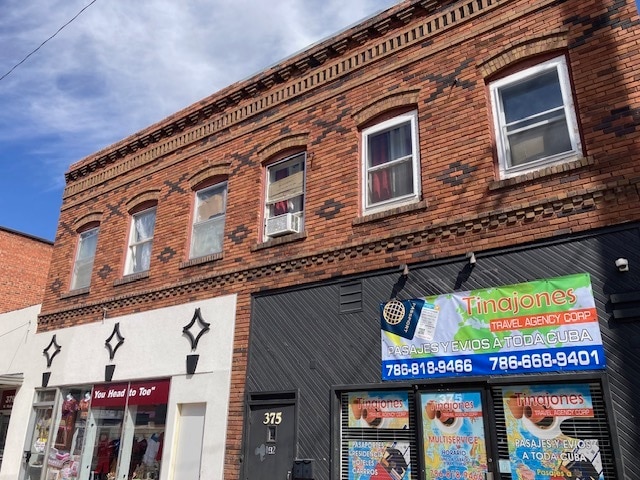 Building Photo - 375 N Walnut St