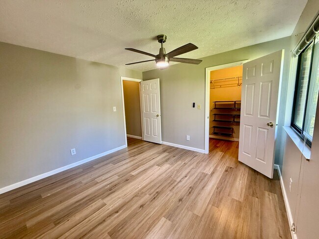 Foto del edificio - Spacious and Convenient 2 Bedroom Condo in...