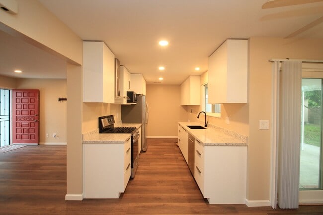 Foto del edificio - Charming 3-Bedroom Home with Spacious Layo...