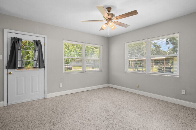 Building Photo - 613 Edgecliff Dr