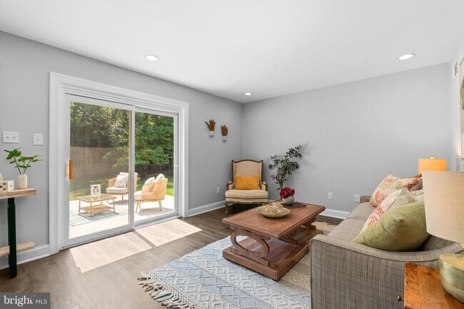 Foto del edificio - 9802 Cherry Tree Ln