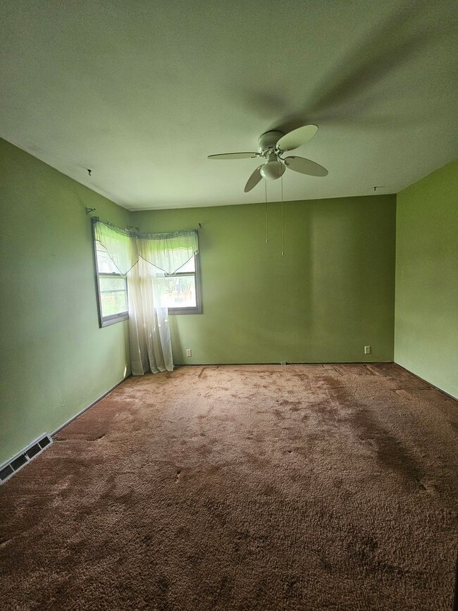 Building Photo - 3 Bedroom Single Family