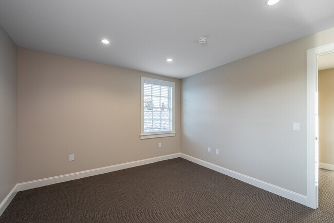 Foto del edificio - 319 W 5th St