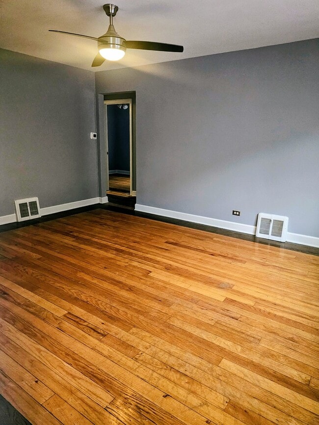 Foto del edificio - 7630 S Jeffery Blvd