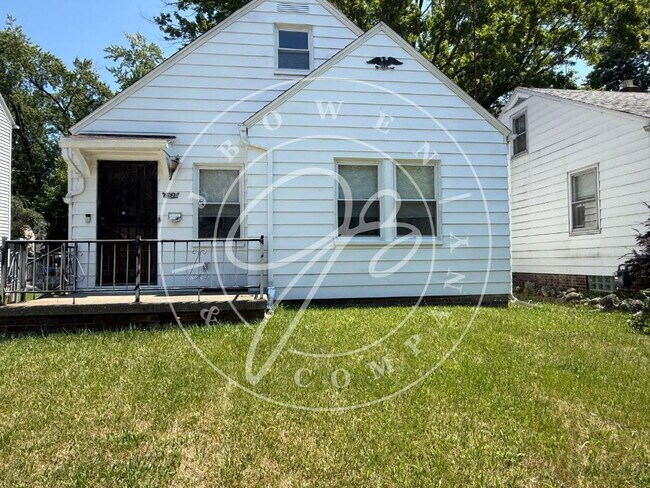 Foto del edificio - Unique  2-Bedroom Home with Finished Basement on Perth Street by the University of Toledo